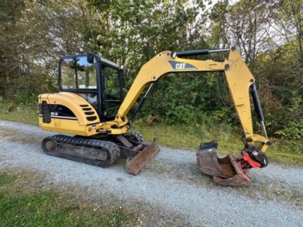 Cat 302.5C + 4 Schaufeln und hydraulisch schwenkbarer Grabenräumlöffel